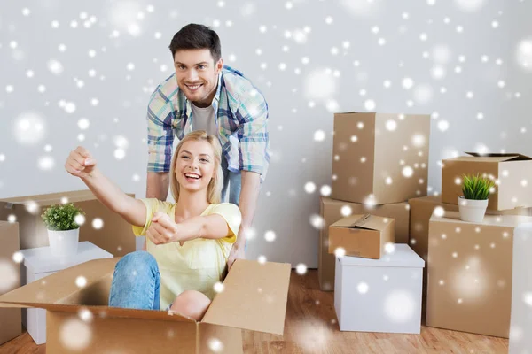 Casal feliz se divertindo com caixas em nova casa — Fotografia de Stock