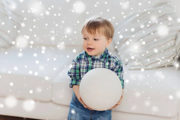 Menino pequeno feliz com bola em casa — Fotografia de Stock