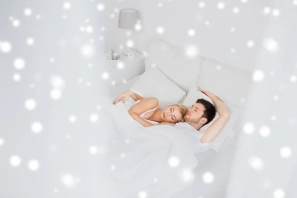 Glückliches Paar schläft zu Hause im Bett — Stockfoto