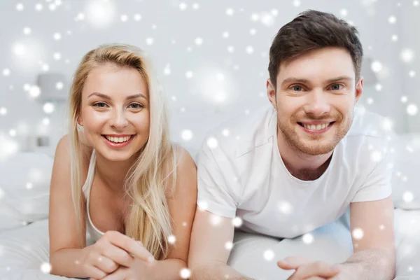 Feliz pareja acostada en la cama en casa — Foto de Stock