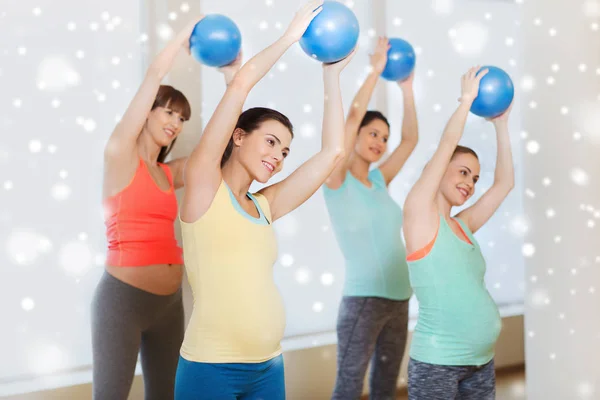 Mujeres embarazadas felices haciendo ejercicio con pelota en el gimnasio —  Fotos de Stock