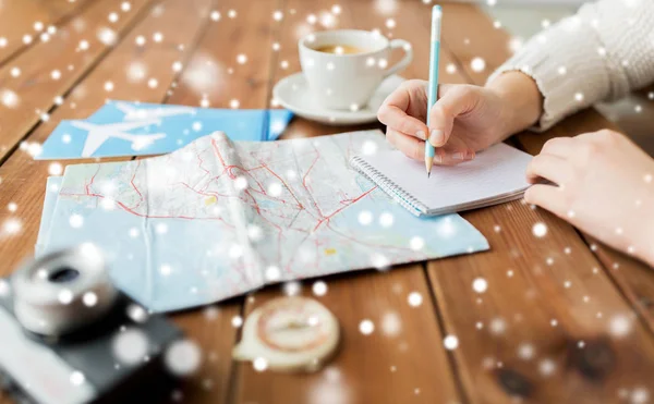 手中地图和咖啡写入笔记本 图库图片