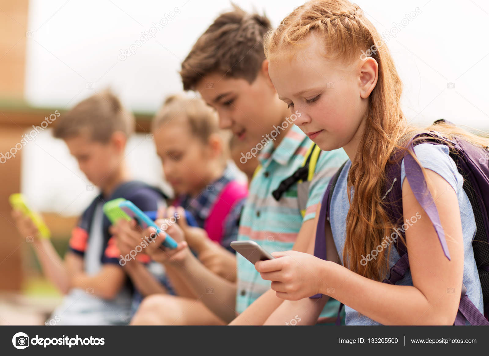 Ученик с планшетом. Дети в школе подростки. Довольный подросток. Педагог и ученик. Младшие школьники.