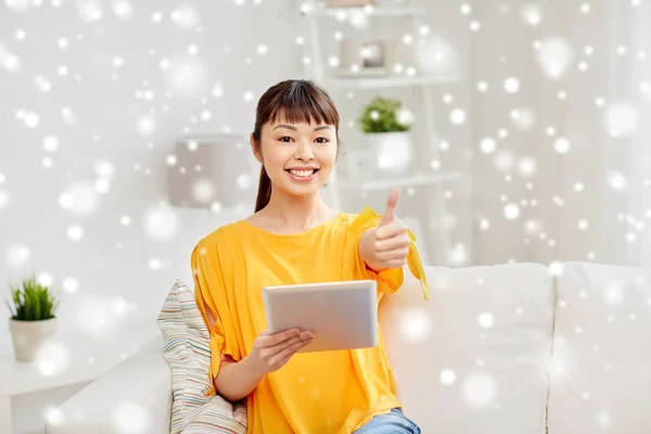 Счастливая женщина с планшетным компьютером и большими пальцами вверх — стоковое фото