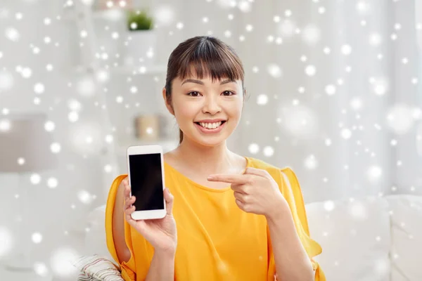 스마트폰 홈에서 보여주는 행복 한 아시아 여자 — 스톡 사진