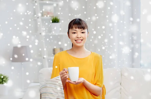 Happy asiatisk kvinna dricka från tea cup — Stockfoto