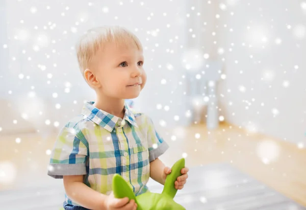 Lycklig pojke leker med åkbar leksak hemma — Stockfoto