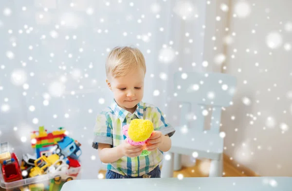 Niño pequeño y feliz con bola de arcilla en casa — Foto de Stock