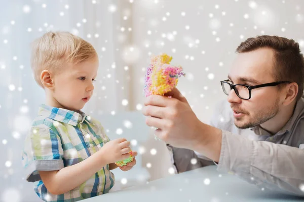 Pai e filho brincando com barro bola em casa — Fotografia de Stock