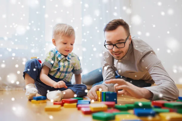 Far och son leker med leksak block hemma — Stockfoto