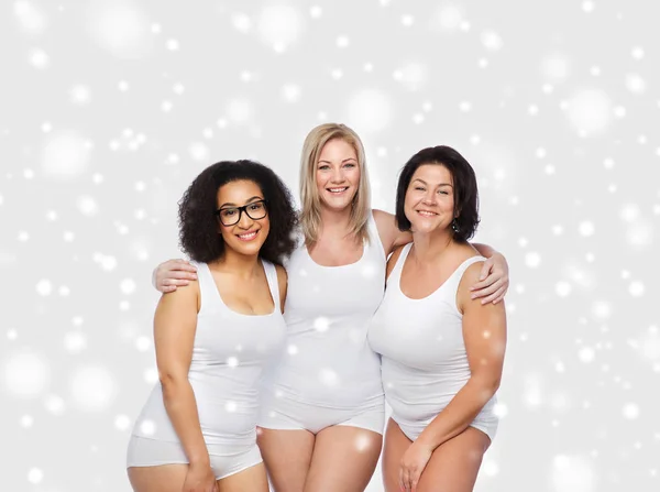 Gruppo di donne felici plus size in biancheria intima bianca — Foto Stock