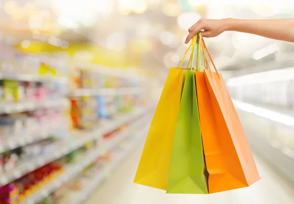 Předat supermarket s nákupní tašky — Stock fotografie