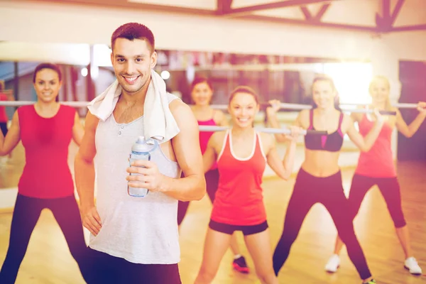 Smiling trainer in front of group of people — Stock Photo, Image