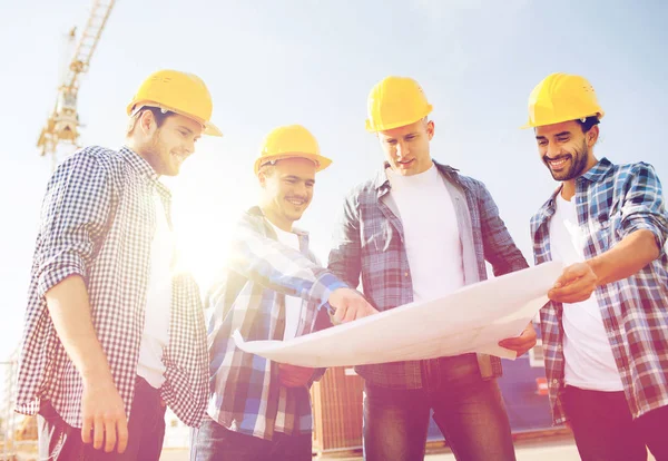 Grupo de constructores con tablet pc y plano — Foto de Stock