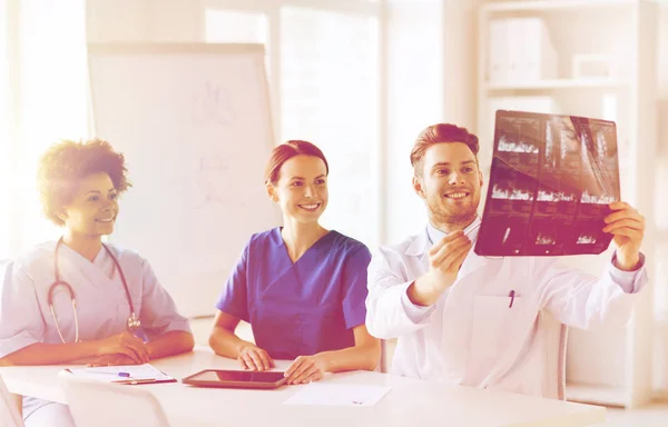 Groep van gelukkig artsen bespreken x-ray afbeelding — Stockfoto