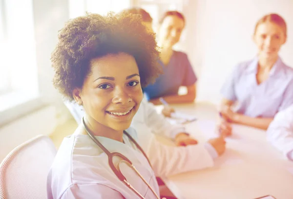 Zufriedener Arzt über Gruppe von Sanitätern im Krankenhaus — Stockfoto