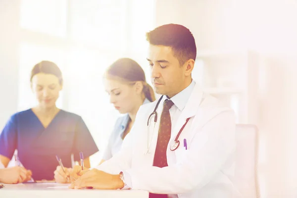 Groupe de médecins heureux réunion au bureau de l'hôpital — Photo