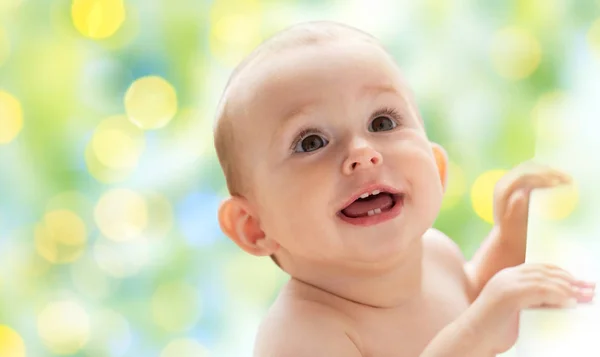 Glückliche kleine Junge oder Mädchen, die nach oben schauen — Stockfoto