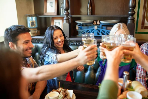 Happy vrienden drinken bier bij bar of pub — Stockfoto