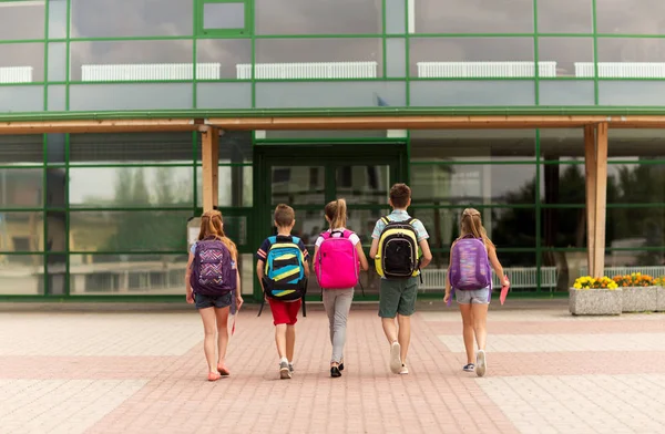 Grupo de estudantes do ensino fundamental feliz andando — Fotografia de Stock