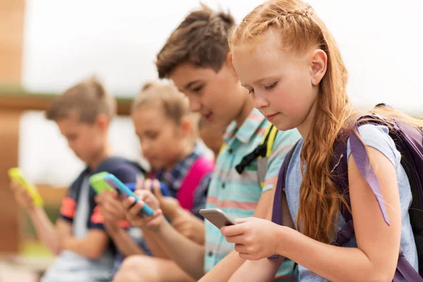 Siswa sekolah dasar dengan smartphone — Stok Foto