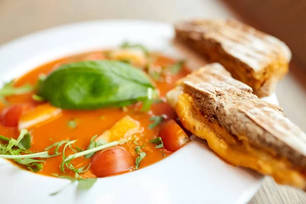 A gazpacho leves étteremben közelről — Stock Fotó