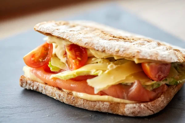 Sanduíche de salmão panini em prato de pedra — Fotografia de Stock