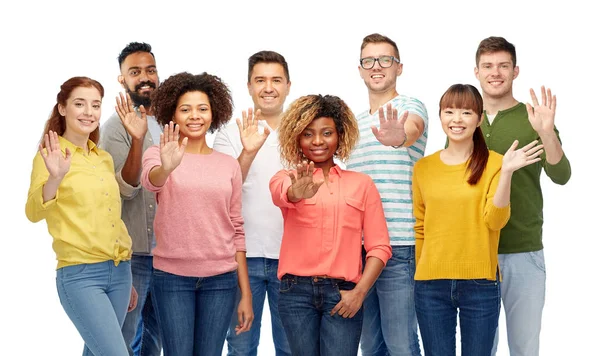 Internationale groep van gelukkige mensen zwaaien hand — Stockfoto