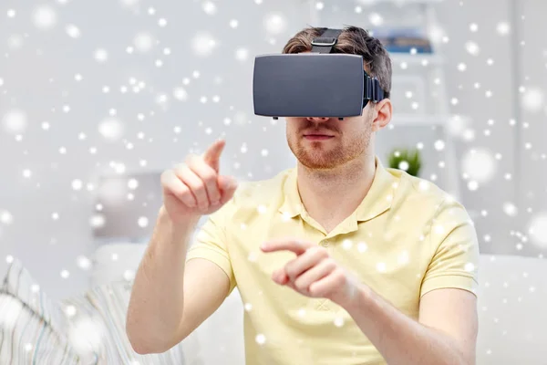 Młody człowiek w wirtualnej rzeczywistości zestaw słuchawkowy lub okulary 3d Obraz Stockowy
