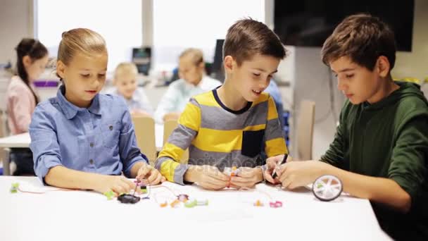 Bambini felici che imparano alla scuola di robotica — Video Stock