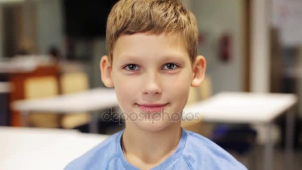 Feliz sonriente preadolescente chico en la escuela — Vídeos de Stock