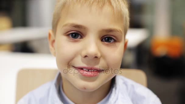 Счастливый улыбающийся дошкольник в школе — стоковое видео