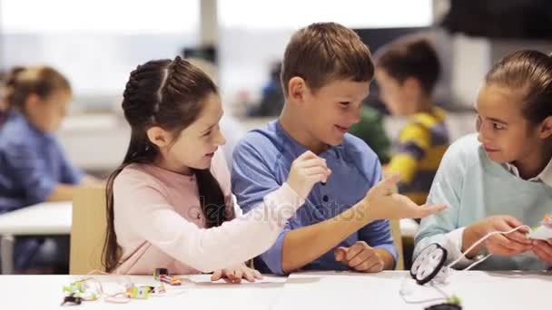 Glada barn lärande på robotics skola — Stockvideo