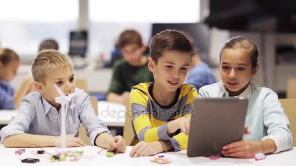 Kinderen met tablet pc programmering op robotica school — Stockvideo