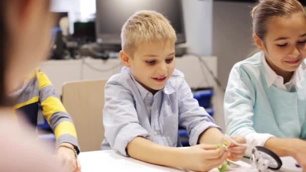 Enfants heureux apprenant à l'école de robotique — Video