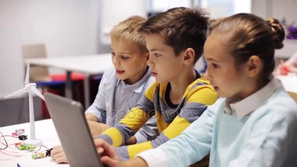 Τα παιδιά με το tablet pc προγραμματισμού στο σχολείο ρομποτικής — Αρχείο Βίντεο