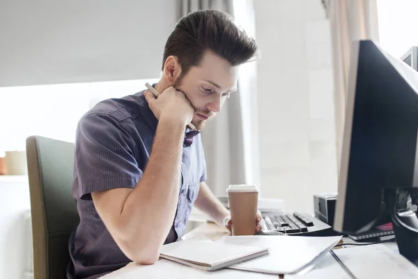 Creatieve mannelijke kantoor werknemer met koffie denken — Stockfoto