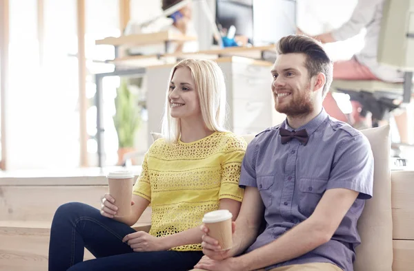 Gelukkig man en vrouw koffie drinken in office — Stockfoto