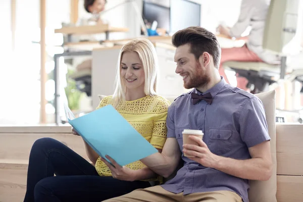 Employés de bureau avec dossier et café — Photo