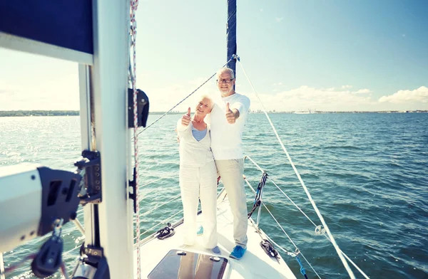 Seniorenpaar umarmt sich auf Segelboot oder Jacht im Meer — Stockfoto