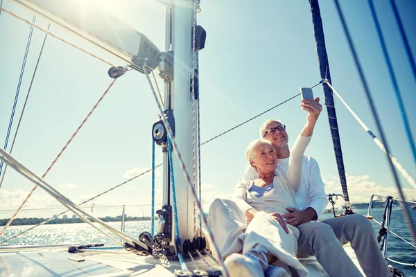 Senioren mit Smartphone machen Selfie auf Jacht — Stockfoto