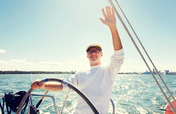 Senior pria di helm di perahu atau kapal pesiar berlayar di laut — Stok Foto