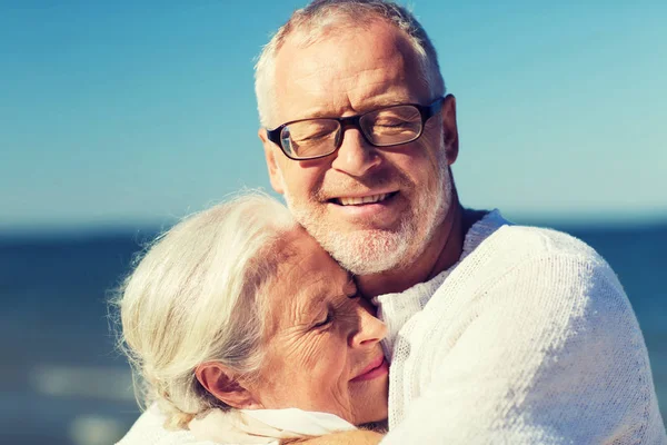 Szczęśliwa para starszy przytulanie na lato plaża — Zdjęcie stockowe
