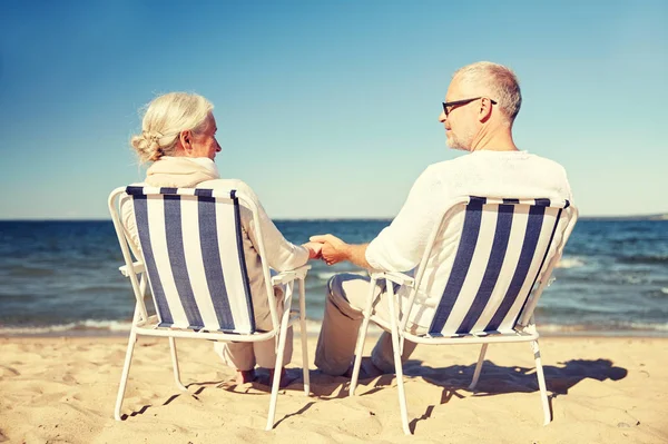 Gelukkige senior paar stoelen op zomer-strand — Stockfoto