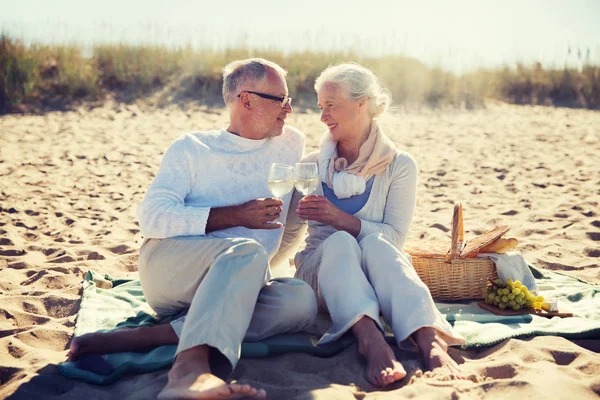 Happy senior couple talking on summer beach — Stock Photo, Image