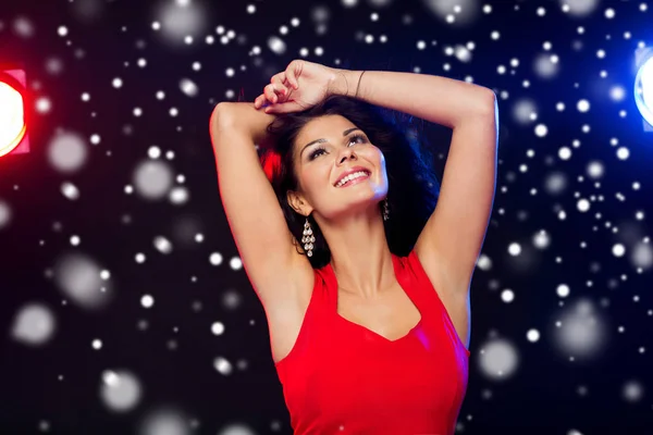 Bela mulher sexy no vermelho dançando no nightclub — Fotografia de Stock