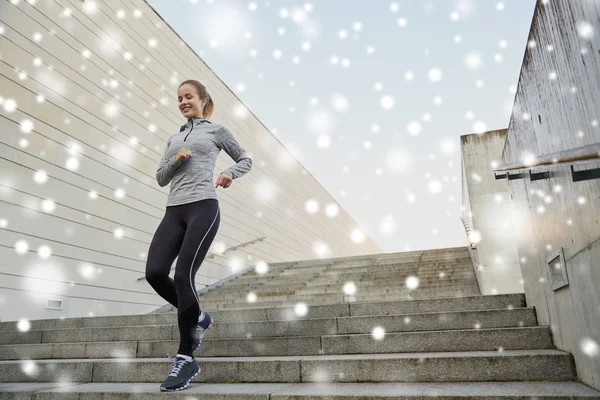 Šťastná sportovní žena běží dole v městě — Stock fotografie