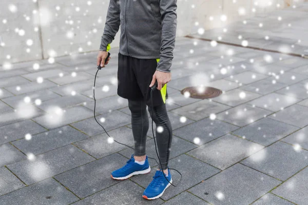 Gros plan de l'homme faisant de l'exercice avec corde à sauter à l'extérieur — Photo