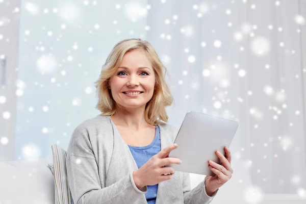 Tablet pc を家庭で幸せな中年の女性 — ストック写真