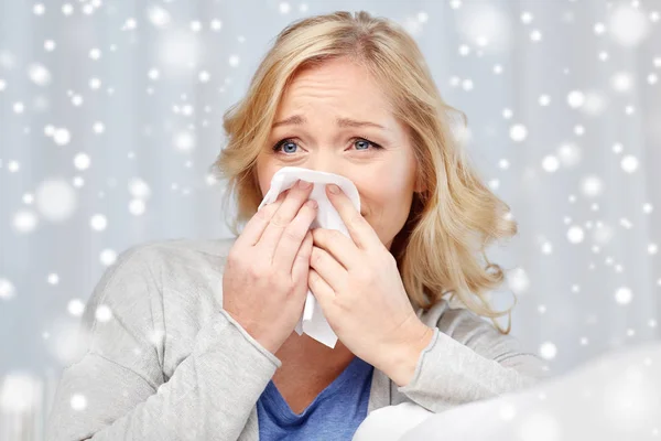 病気の女性が紙ナプキンに鼻をかむ — ストック写真